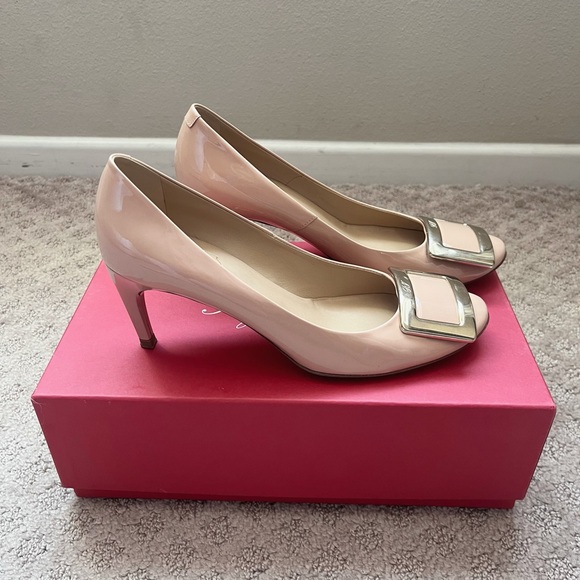 Roger Vivier Beige Patent Leather Trompette Pumps - Picture 3 of 10
